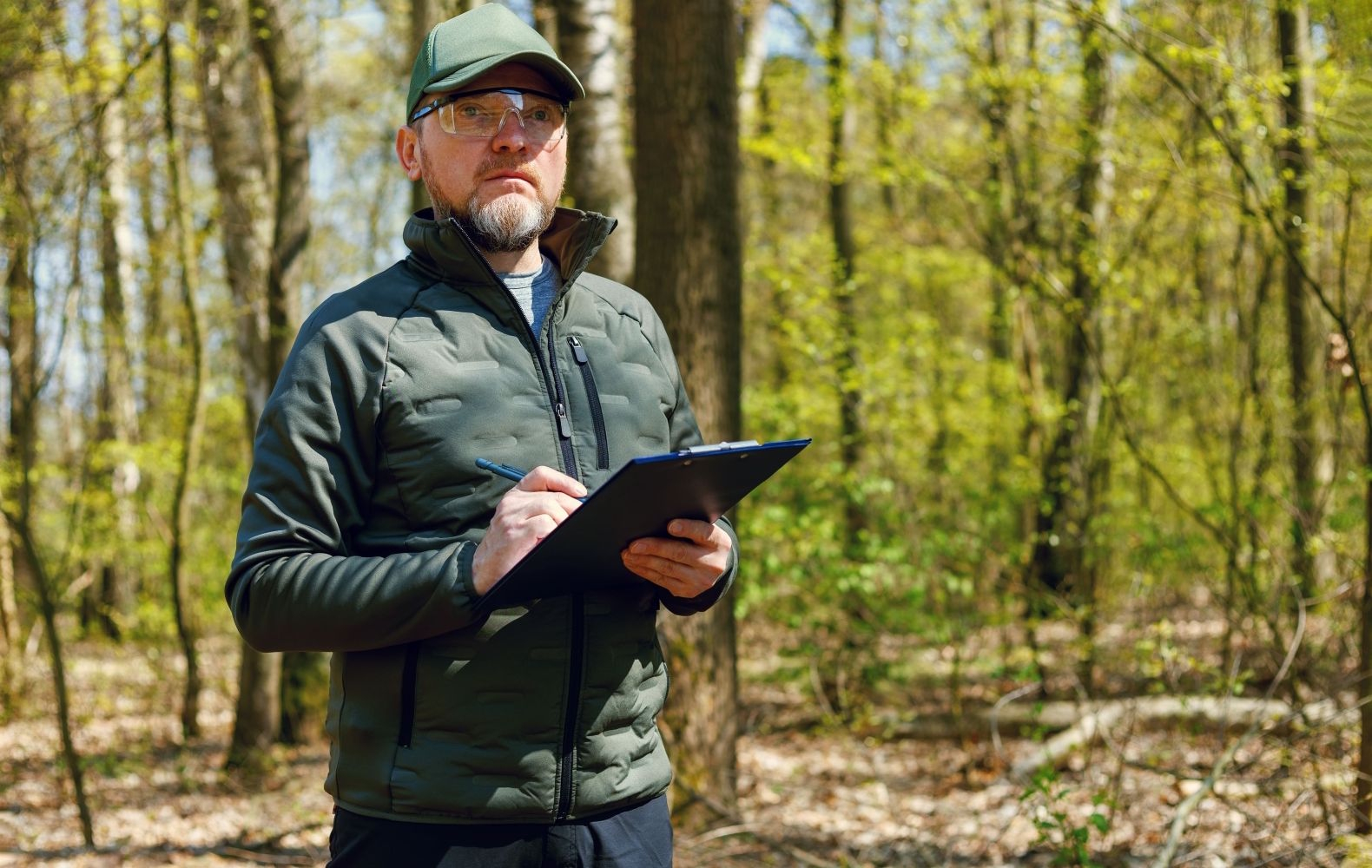 Biologische Gutachten Altenberge bei Münster: Sachverständiger bei einer Bestandsaufnahme im Wald